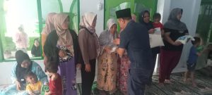 Lalu Muhibban saat menyerahkan sembako kepada Warga Meteng